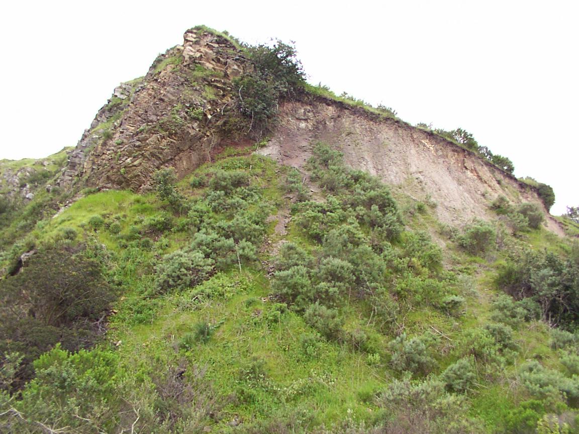 The Volcanic Unit crosscutting the Santiago Formation